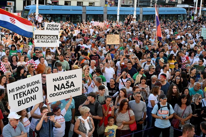 Državljanska pobuda Pravice in svobode je danes na Trgu bana Josipa Jelačića v Zagrebu organizirala prireditev z naslovom Festival svobode, na kateri so protestirali proti strogim ukrepom proti širitvi novega koronavirusa. FOTO: Denis Lovrovic/AFP