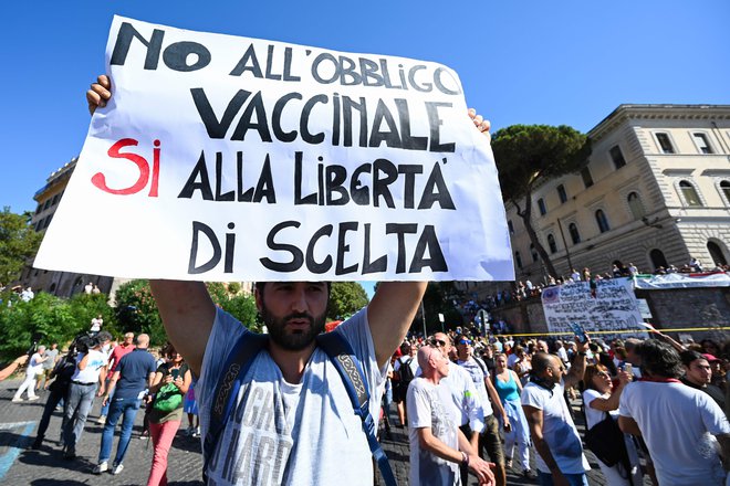 Giuseppe Conte, italijanski premier, je protestnikom sporočil: »Soočamo se s pandemijo. V Rimu je danes demonstracija ljudi, ki ne verjamejo v njen obstoj. Odgovorili jim bomo s številkami«. FOTO: Vincenzo Pinto/AFP