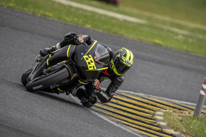 Nejc Dežman se je po obeh letošnjih dirkah za državno prvenstvo v razredu superbike zavihtel na zmagovalni oder. FOTO: Klemen Sofrič