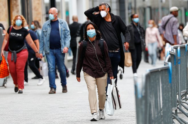 V Belgiji so maske obvezne na javnih krajih, tudi na praznih ulicah in v parkih. FOTO: Francois Lenoir/Reuters