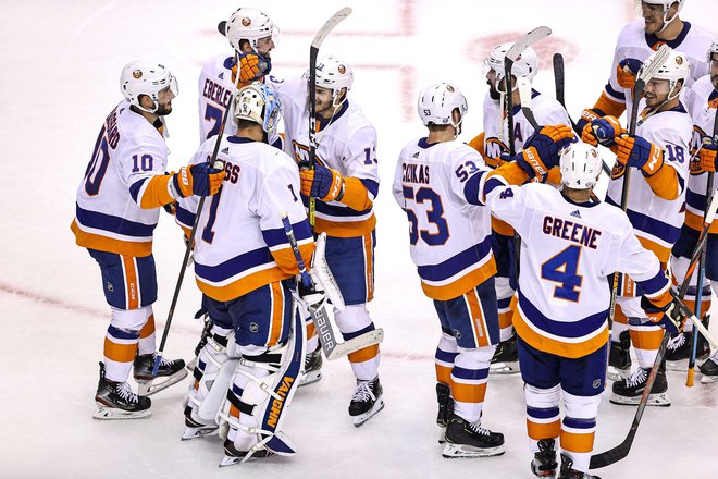 Hokejisti kluba New York Islanders so se takole veselili napredovanja v finale vzhodne konference v končnici NHL. FOTO: Elsa/AFP