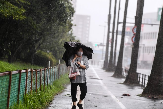 Južnemu delu Japonske se približuje silovit tajfun z vetrovi, ki presegajo hitrost 200 kilometrov na uro. FOTO: Charly Triballeau/AFP