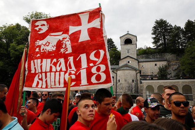 Protestnemu shodu &raquo;črnogorskih domoljubnih organizacij&laquo; na Cetinju, ki so proti novi večini, je včeraj sledil politični shod tudi v Podgorici.&nbsp;Foto: Stevo Vasiljević/Reuters