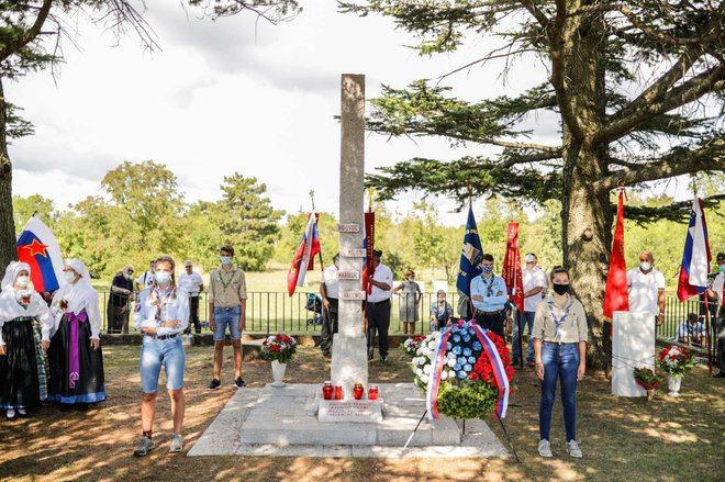 Na častni straži pred spomenikom so bili skavti in taborniki.<br />
Foto Stanko Gruden/STA