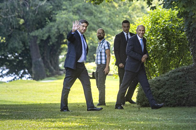 Julija sta se na gradu Otočec sestala slovenski premier Janez Janša in predsednik hrvašla vlade Andrej Plenković. FOTO: Voranc Vogel/Delo