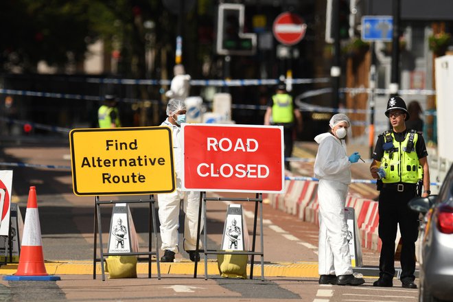 Policisti zbirajo dokaze po nedeljskem napadu v Birminghamu. FOTO: Oli Scarff/AFP