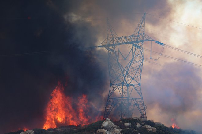 Požar Valley ogroža tudi infrastrukturo. FOTO: Sandy Huffaker/AFP