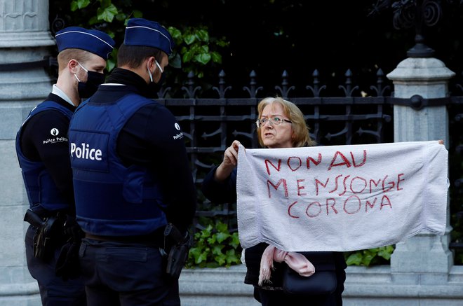 Vsake toliko se od nekod razleže vpitje, ker kdo ni hotel nositi maske, pa se je vnel kreg in so poklicali policijo in so se poskusili zmeniti, kdo ima bolj prav, kdo si izmišljuje. FOTO:&nbsp;Francois Lenoir/Reuters