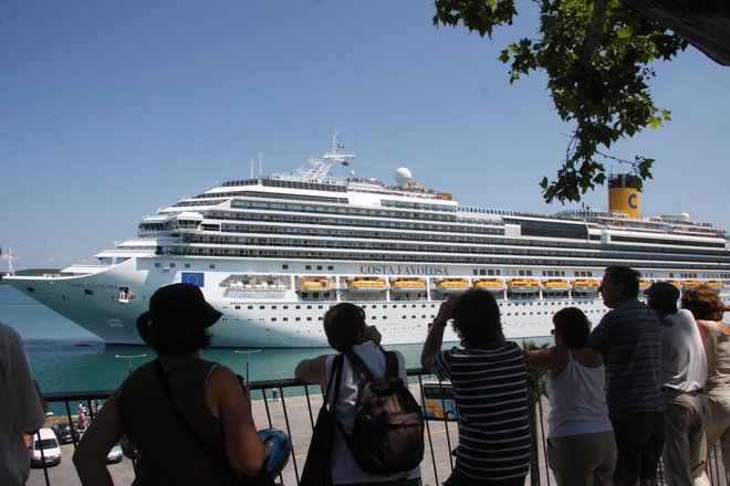 V Kopru so ladijski turisti postali pomembni obiskovalci. Letos jih ni bilo, a so napovedi za prihodnje leto obetavne. FOTO: Boris Šuligoj