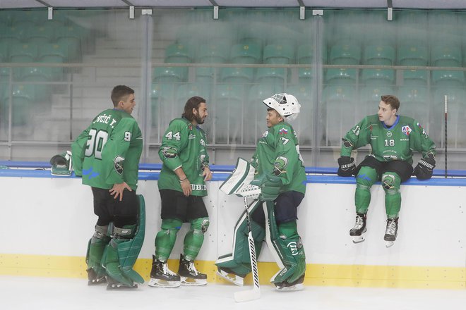 Hokejisti SŽ Olimpije napredujejo iz tekme v tekmo. FOTO: Leon Vidic