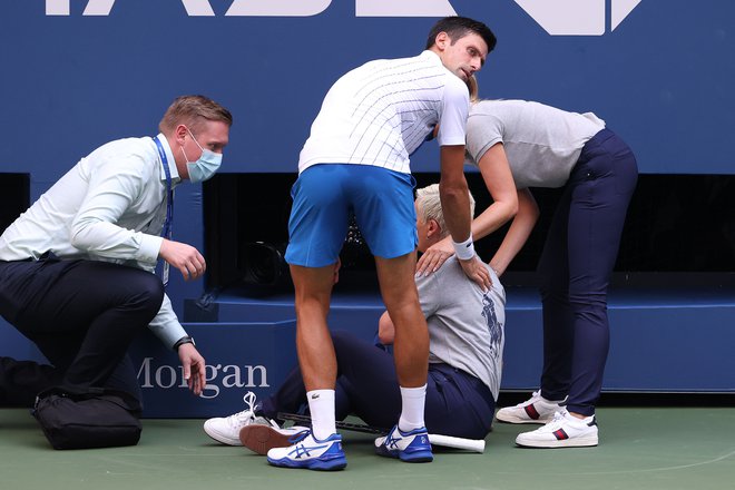 Novak Đoković je po nesrečnem dogodku v hipu ponudil pomoč sodnici, hudi kazni pa se ni mogel izogniti. Foto Al Bello/AFP