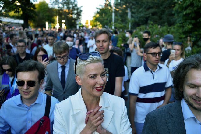 Maria Kolesnikova (na fotografiji v sredini), ena vodilnih aktivistk opozciije, je danes izginila neznano kam. FOTO: Sergei Gapon/AFP