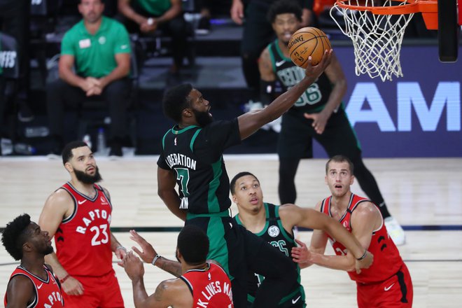 Branilec Bostona Jaylen Brown (7) je bil najučinkovitejši posameznik pri zmagovalcih, ki so od napredovanja v finale vzhodne konference v NBA oddaljeni le še zmago. FOTO: Kim Klement/USA TODAY Sports