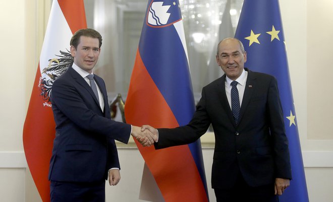 Sebastian Kurz je na novinarski konferenci med drugim povedal, da se v Avstriji v nasprotju s Slovenijo ne rokujejo več. FOTO: Blaž Samec/Delo