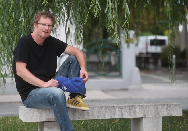 Tadej Golob, slovenski pisatelj, novinar, kolumnist in alpinist, je pri padcu&nbsp;utrpel hude poškodbe, a je zunaj smrtne nevarnosti. FOTO: Dejan Javornik/Slovenske novice