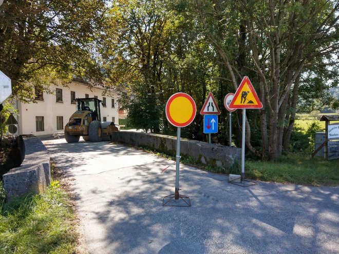 Cesta skozi Seničico do občinske meje pri motelu Medno je že obnovljena. FOTO: Aleš Stergar/Delo
