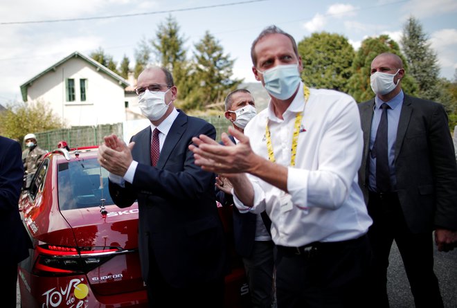 Francoski premier Jean Castex (levo) je soboto preživel v družbi direktorja Toura Christiana Prudhomma, ki je bil pozitiven na testu na koronavirus. FOTO: Benoit Tessier/Reuters
