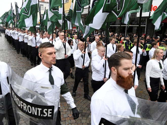 Člani Neonacističnega nordijskega odpora 1. maja letos maširajo skozi švedsko mesto Ludvika.