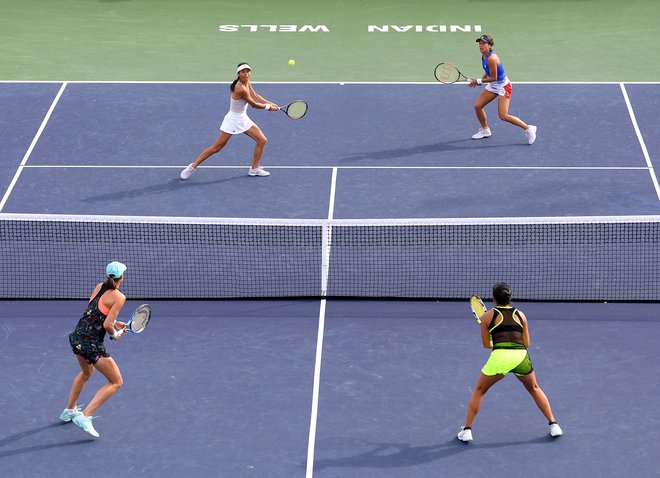 INDIAN WELLS, CA - MARCH 13: (L-R) Su-Wei Hsieh of Chinese Taipei plays a volley with Barbora Strycova of the Czech Republic in their match against (R-L) Vania King of the United States and Katarina Srebotnik of Slovenia during the BNP Paribas Open at the Indian Wells Tennis Garden on March 13, 2018 in Indian Wells, California. Harry How/Getty Images/AFP == FOR NEWSPAPERS, INTERNET, TELCOS &amp; TELEVISION USE ONLY == Foto Harry How Afp