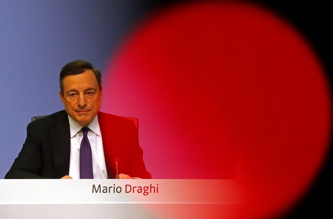 Predsednik Draghi (na fotografiji) na skoraj vsaki tiskovni konferenci poudarja nujnost strukturnih reform, a zdaj prav njegova domovina Italija preizkuša te temelje skupne evropske valute. Foto: Kai Pfaffenbach/Reuters