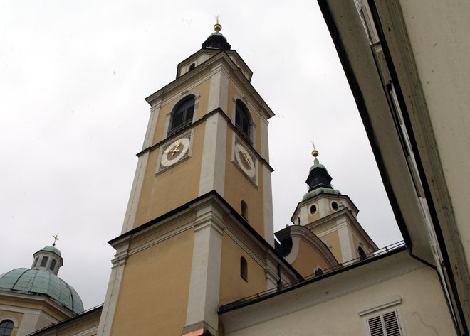 Plezanje po žlebu ljubljanske stolnice se je tragično končalo. FOTO: Blaž Samec/Delo