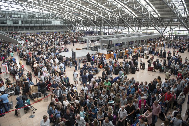 Zaradi izpada elektrike je letališče v Hamburgu ohromelo, potniki pa so obstali na tleh. FOTO: AP