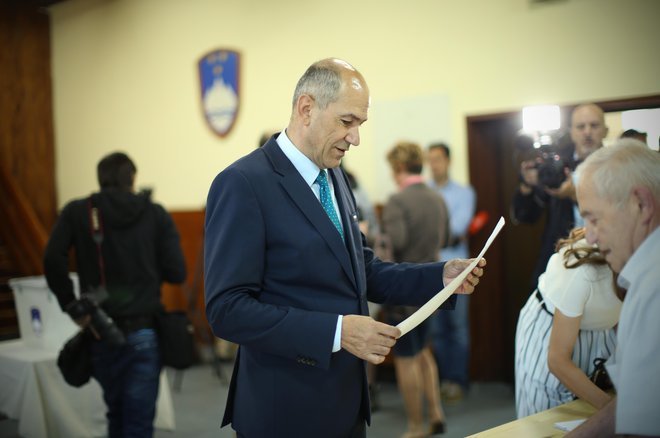 Janez Janša na volišču v Šentilju pri Velenju. FOTO: Jure Eržen/Delo