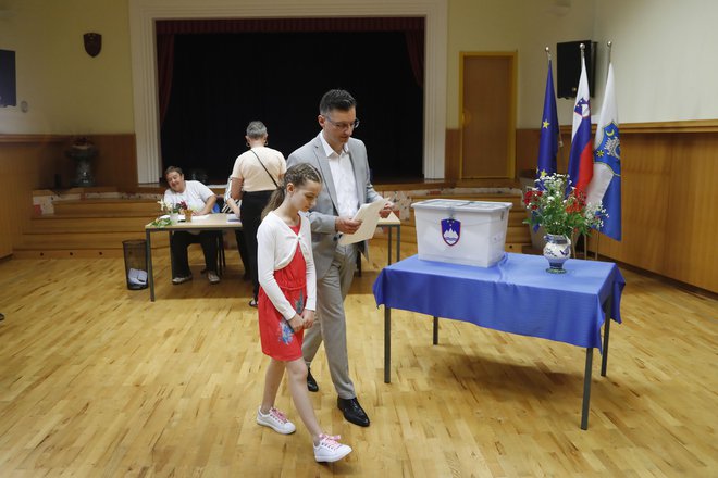 Na volišče je Šarec prišel skupaj s starejšo hčerko, medtem ko se je mlajša pripravljala na prvo obhajilo.