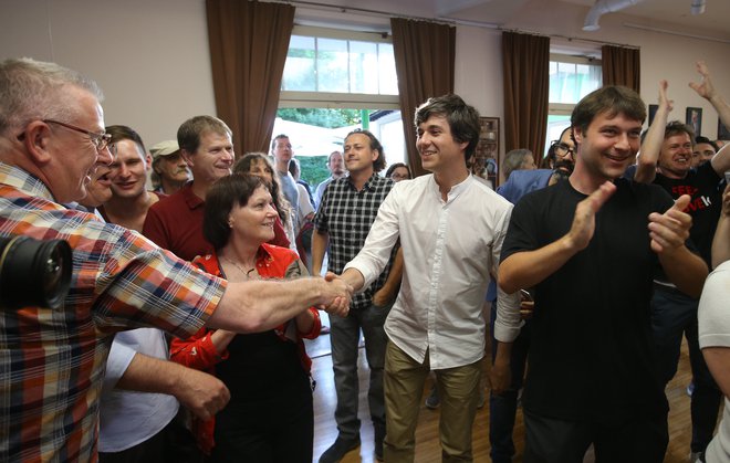 Veselje in čestitke koordinatorju Levice ob rezultatu vzporednih volitev. FOTO: Jože Suhadolnik
