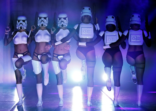 V Los Angelesu je na ogled burleska (parodija na Vojno zvezd) z naslovom &quot;The Empire Strips Back: A Star Wars Burlesque Parody&quot;. Foto Mario Anzuoni Reuters