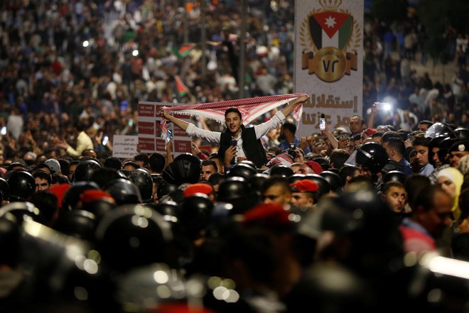 Fotografija, posneta na včerajšnjih demonstracijah v jordanski prestolnici. FOTO: Muhammad Hamed/Reuters