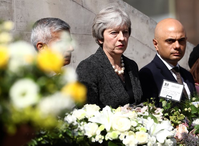 Britanska premierka Theresa May in notranji minister Sajid Javid med nedeljsko komemoracijo prve obletnice terorističnega napada na londonskem mostu. FOTO: REUTERS/Simon Dawson