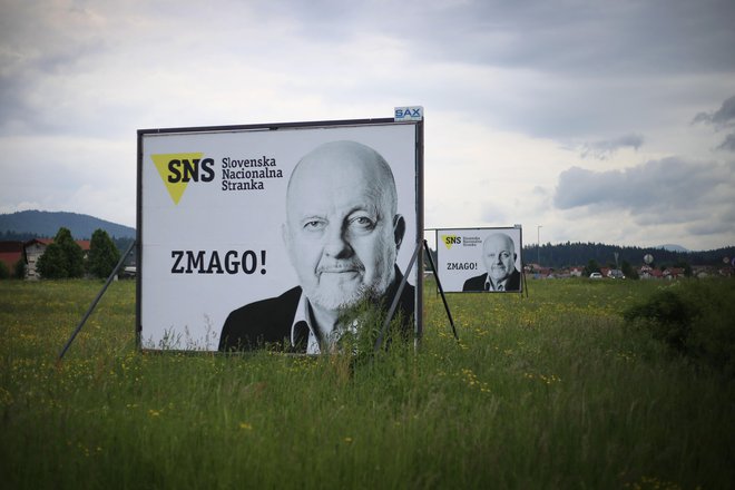 Volilni plakati SNS so bili letos dovolj prepričljivi za uvrstitev v parlament. FOTO: Leon Vidic/Delo