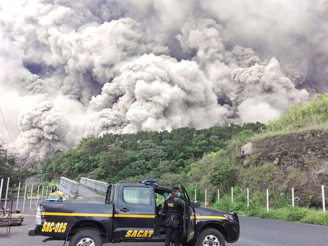 Vulkan, ki leži kakih 40 kilometrov jugozahodno od prestolnice Ciudad de Guatemala, od nedelje visoko v zrak bruha kamenje, črn dim in pepel.&nbsp;FOTO: AFP