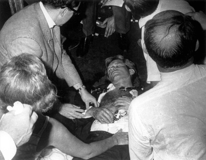 Robert F. Kennedy na tleh hotela Ambassador v Los Angelesu, kjer ga je ustrelil skrajnež Sirhan Sirhan. FOTO: Reuters