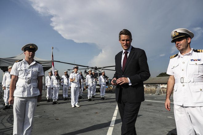 Britanski obrambni minister Gavin Williamson na obisku britanske vojaške ladje Sutherland med &raquo;Dialogom Shangri-La&laquo;, ki se je v nedeljo končal v Singapurju. FOTO: AP