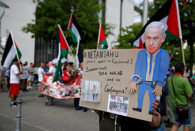 Netanjahu bi moral biti v Haagu, ne pa v &raquo;Kanzleramtu&laquo;, piše na plakatu pred sedežem nemške vlade. Foto Reuters