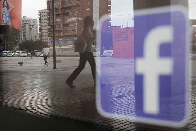 Facebook naj bi te podatke posredoval okrog 60 podjetjem, med drugim Amazonu, Applu, Blackberryju, HTC, Microsoftu in Samsungu, čeprav je zagotovil, da tega več ne bo počel. FOTO: Reuters
