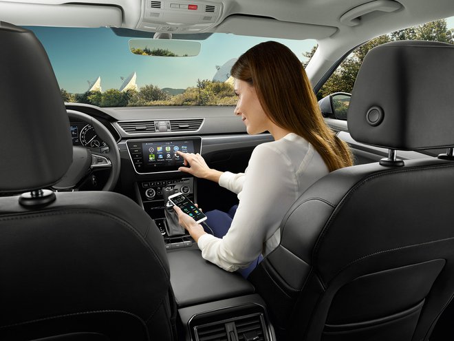 <div>V Superbu boste imeli vedno dostop o podatkih o vaši vožnji, na zaslon infotainment Sistema pa boste lahko preslikali tudi zaslon svojega pametnega telefona pri uporabi za to razvitih aplikacij.</div>
