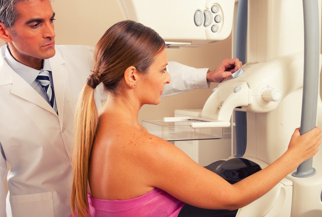 V presejanju za raka dojk so na mamografski pregled vsako drugo leto <a href="https://dora.onko-i.si">v sklopu programa Dora</a> vabljene ženske med 50. in 69. letom starosti. To je obdobje, ko je največja verjetnost, da zbolijo za rakom dojk.