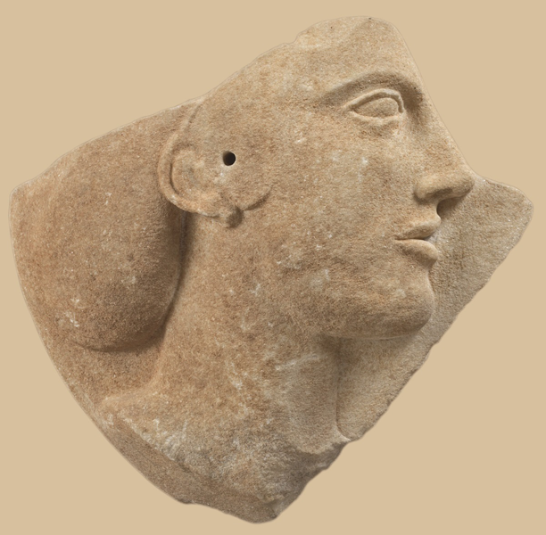 Fragment marmornega reliefa, verjetno upodobitev Afrodite, ok. 460-450 pr. n. št.&nbsp;FOTO: &copy; Nacionalni Arheološki Muzej Atene