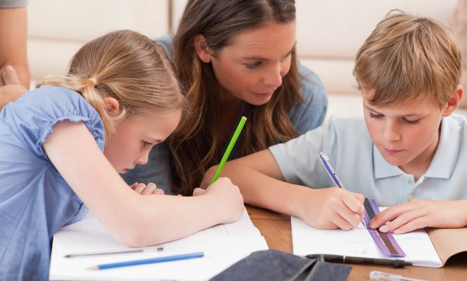 Otroci se v osnovni šoli navadijo učenja s starši, torej z nekom ob sebi. FOTO: Shutterstock