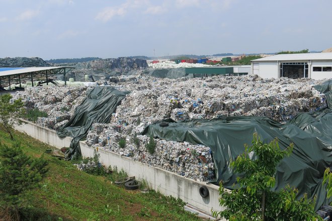 Publikusov center za ravnanje z odpadki v Suhadolah pri Komendi je poln in precej neurejen. FOTO: Janez Petkovšek