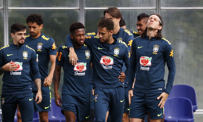 Fred v objemu brazilskega zvezdnika Neymarja na pripravah reprezentance.