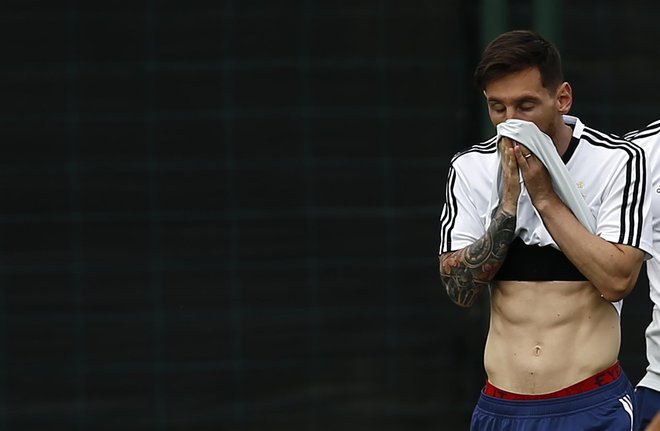 Lionel Messi med današnjim treningom v Kataloniji. FOTO: AP