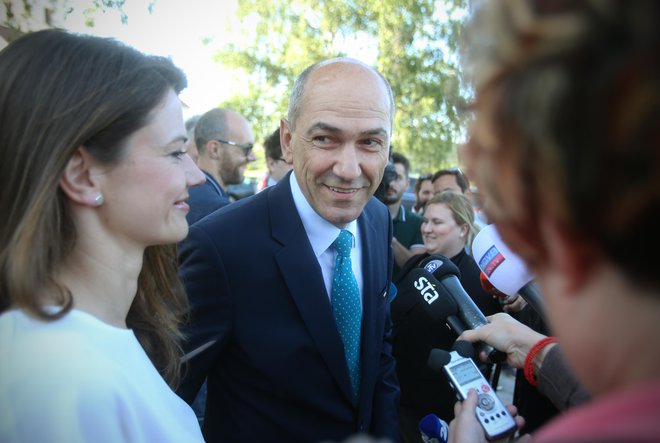 Stranka Janeza Janše je prejela največ glasov tudi po pošti. FOTO: Jure Eržen/Delo