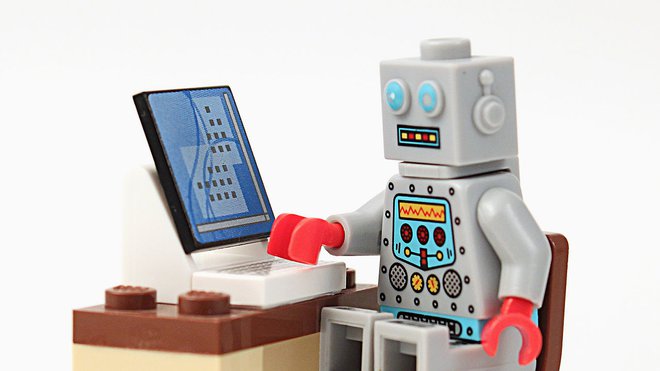 Klepetalni robot Foto Shutterstock