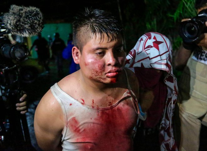Po več mestih v Nikaragvi že od 18. aprila potekajo množični protivladni protesti, na katerih je umrlo vsaj 121 ljudi. Na fotografiji so protivladni demonstranti zajeli enega od policajev. Foto Inti Ocon Afp