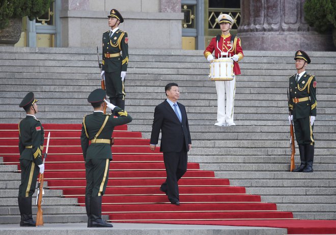 Kitajski predsednik Xi Jinping ob obisku kazahstanskega predsednika Nursultana Nazarbayeva v Pekingu. FOTO: Jason Lee/Reuters