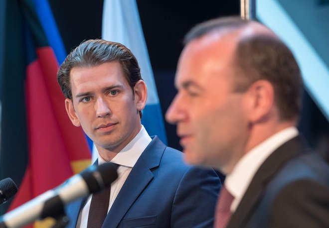 Sebastian Kurz (levo) in vodja parlamentarne skupine Evropske ljudske stranke Manfred Weber med srečanjem v bavarski prestolnici. FOTO: AFP